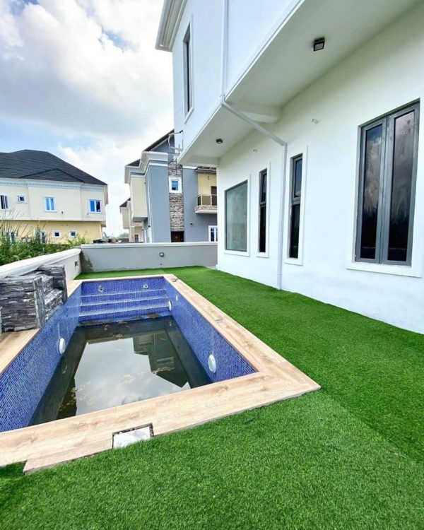 5 Bedrooms Detached House